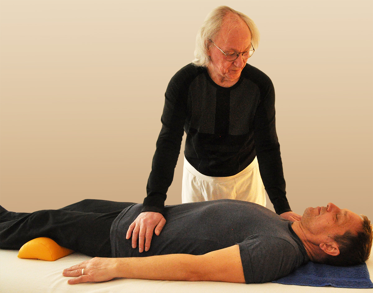 Shiatsu-Behandlung Dehnung des Brustraums