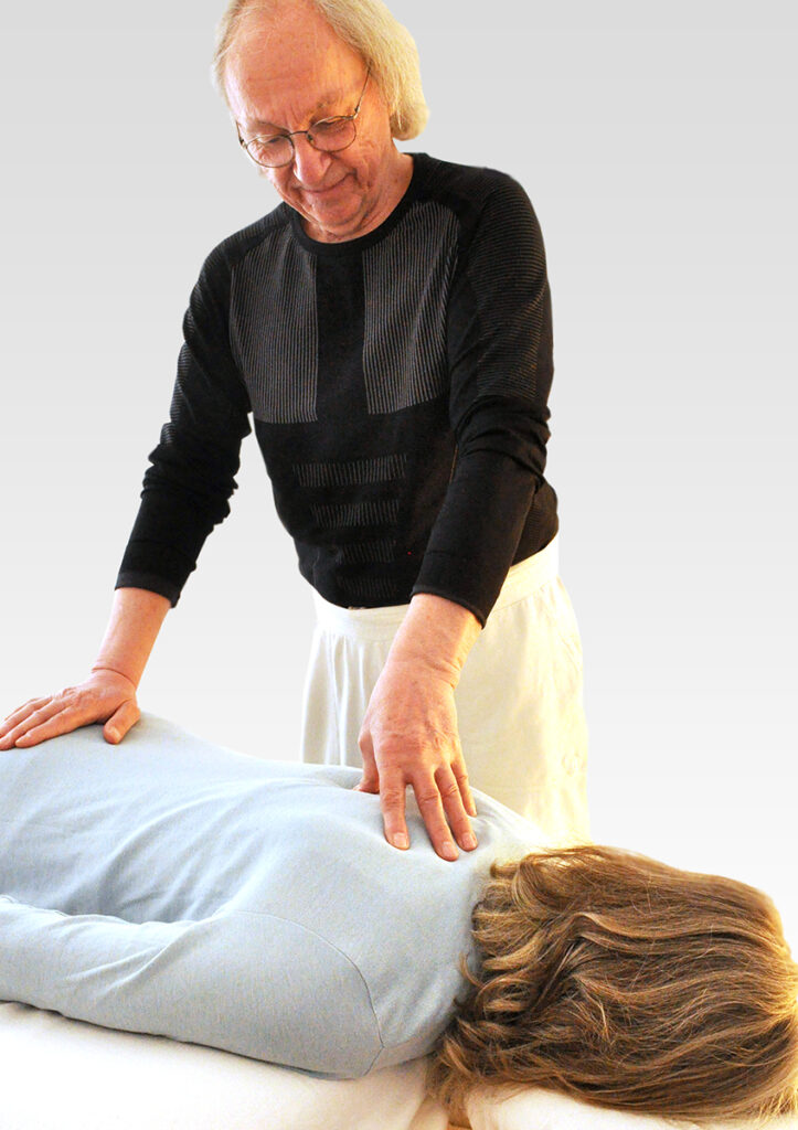 Shiatsu-Behandlung mit Akupressur am Rücken